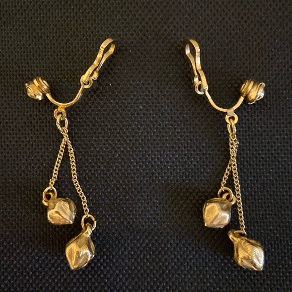 Vintage Gold Tone Delicate Dangle Clip On Earrings. - Picture 4 of 4